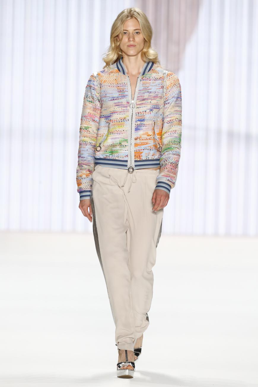 Larissa Marolt kann auch ernst! Die sonst so quirlige GNTM-Teilnehmerin von 2009 überzeugte auf der Berliner Fashion Week im bunten Blouson mit legerer Jogginghose und Plateau-Sandalen.