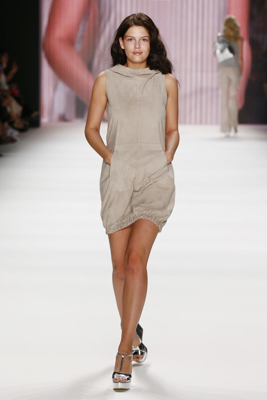 Ein Wiedersehen dürfen wir auch mit GNTM-Siegerin 2015 Vanessa Fuchs feiern. Im sexy Mini-Kleid bezauberte die Bergisch-Gladbacherin auf dem Catwalk in der Modemetropole.
