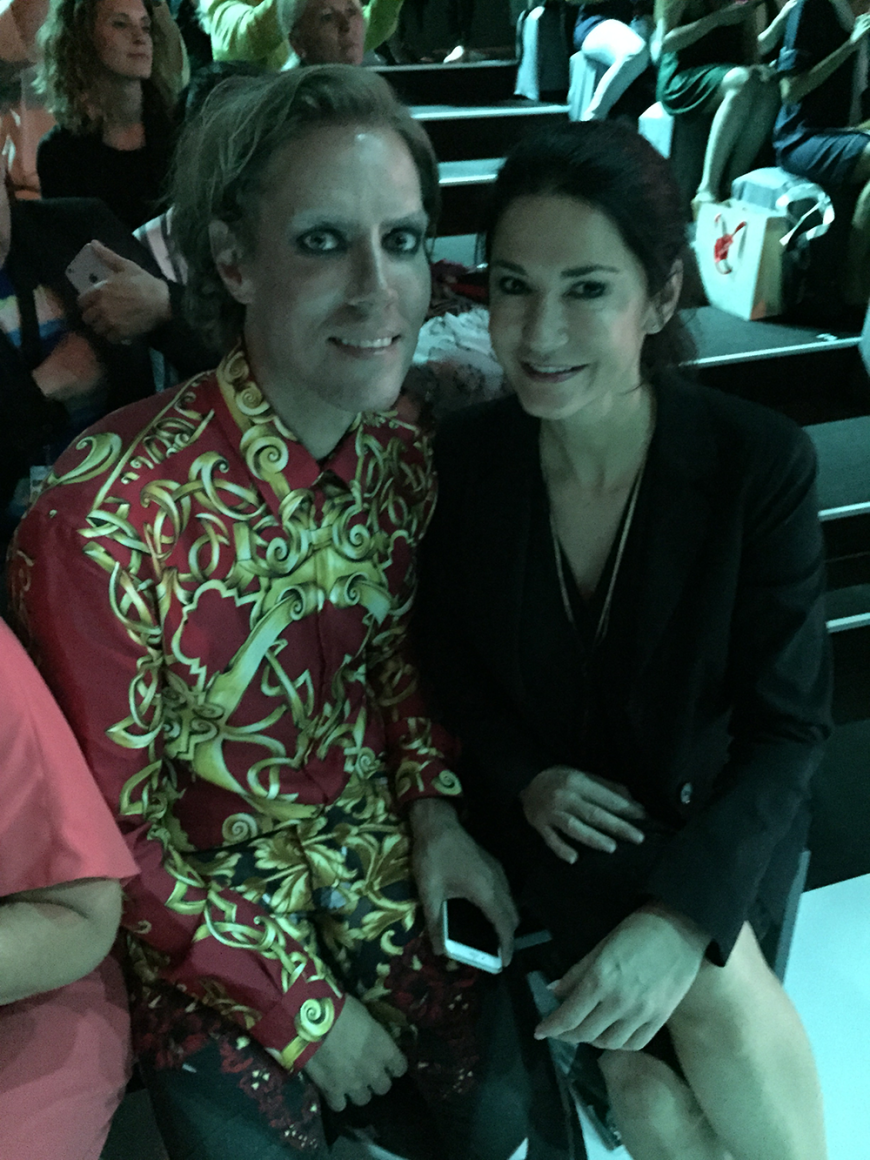 Unternehmer Jens Hilbert genoss die Show neben Mariella Ahrens.
