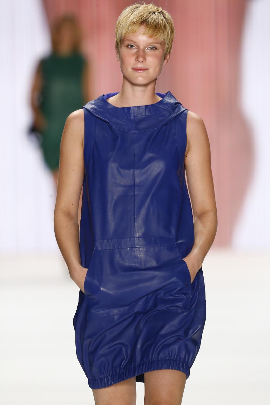 ... mal im sportiven Lederkleid.