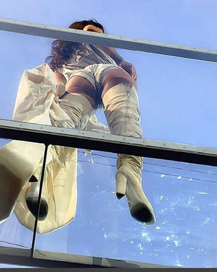 Rihanna hat auf der Glasbrücke eine heiße Twerk-Show hingelegt mit sexy Einblicken zwischen ihre Beine.