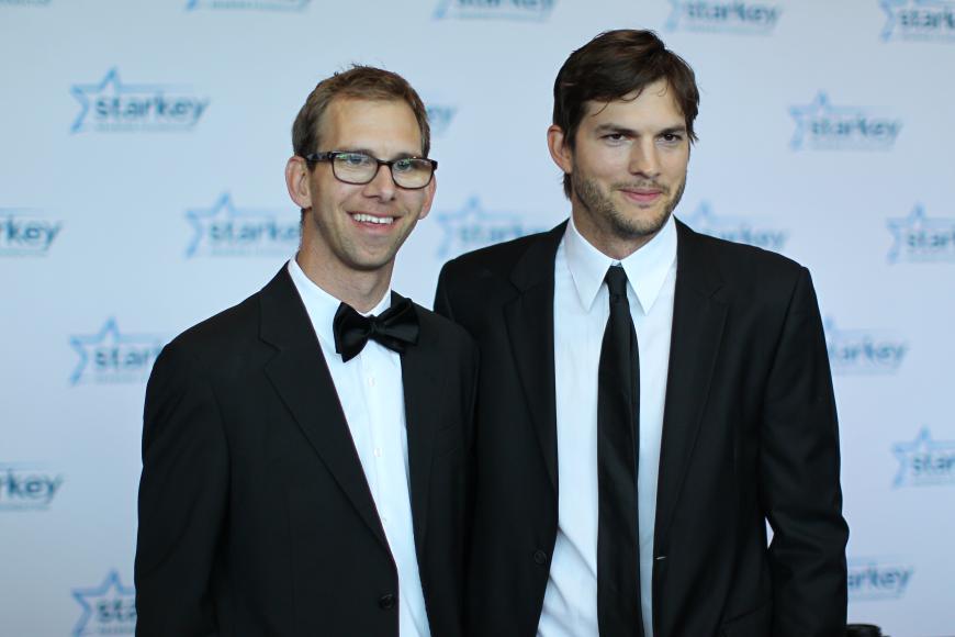 Ashton hat sich ganz besonders über die überraschenden News gefreut. Er und sein Bruder Michael sind selber zweieiige Zwillinge.