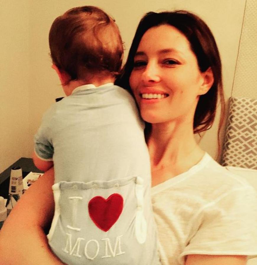Stolze Mama: Am Muttertag postete Jessica Biel dieses Foto mit ihrem kleinen Wonneproppen Silas.
