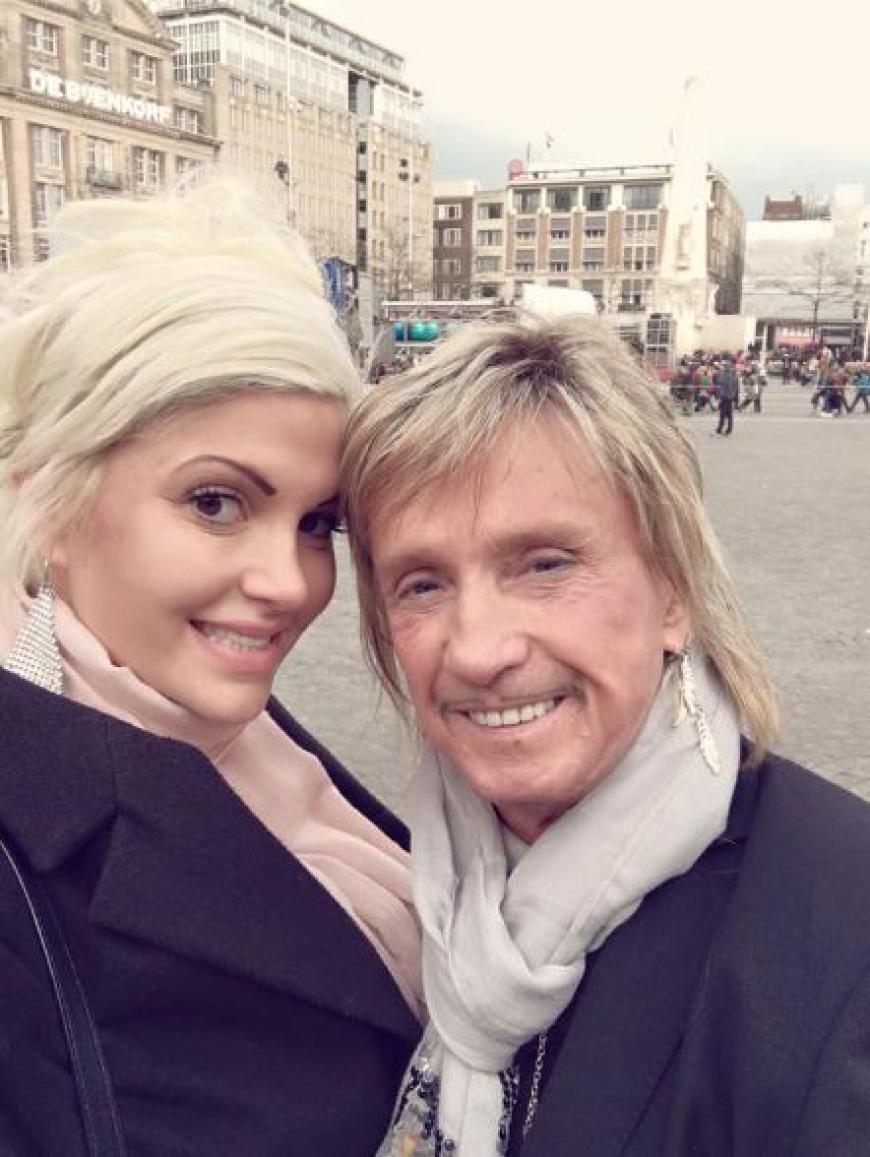 Die Dschungel-Zweite will mit ihrem Mittelfinger-Foto wohl vor allem zeigen, dass sie zu ihrem Ehemann Bert Wollersheim hält. Der Bordellbesitzer hatte vor wenigen Wochen Privatinsolvent anmelden müssen.