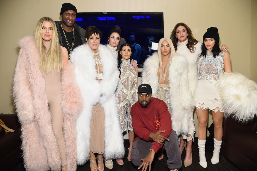 Baby-News bei den Kardashians. Eine der Schwestern soll bereits in der vierten Woche schwanger sein.