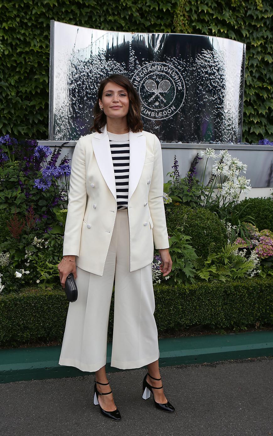 Toller Look: Gemma Arterton kombiniert ein Streifenshirt zum weißen Zweiteiler aus Oversize-Blazer und Culottes.