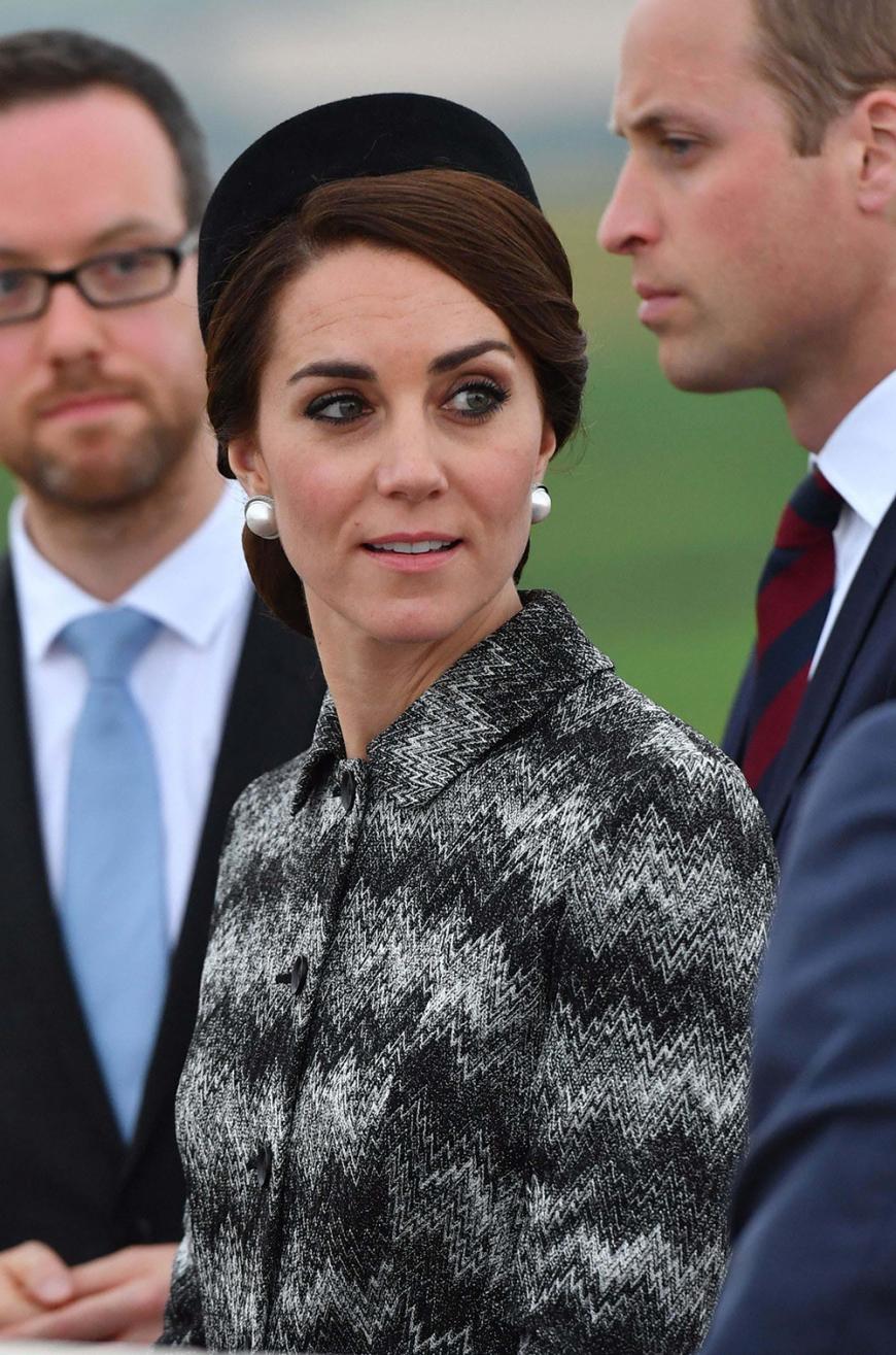 Und dabei hatte sich die britische Schönheit outfit-technisch ganz offensichtlich von Jackie Kennedy inspirieren lassen und trug einen kleine Pillbox-Hut zum gemusterten Kostüm.