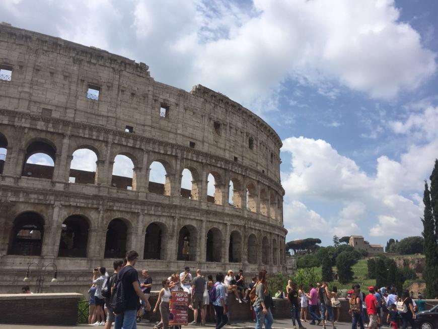 Das Kolosseum ist das größte antike Amphitheater de Welt. Ein absolutes Touri-Highlight. Auch ein Must-See ist die Spanische Treppe und natürlich der Petersdom.