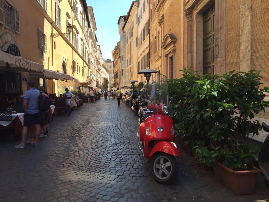 Für mich sind die coolsten Ecken von Rom Monti und Trastevere. Hier würde ich mir auch ein Hotel suchen. Unglaublich wie viele Roller es gibt, aber das ist wirklich das entspannteste Fortbewegungsmittel in Rom!