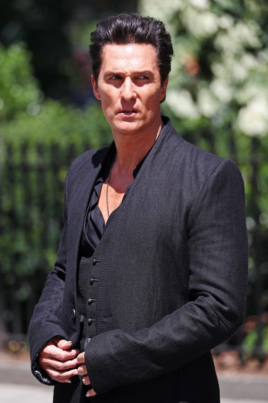 Matthew McConaughey mit finsterem Blick am Set von