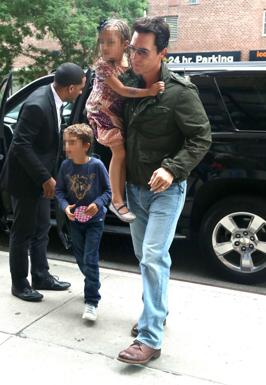 Auch im Privatleben bleiben Matthew McConaughey die schwarzen Haare und langen Fingernägel erhalten.