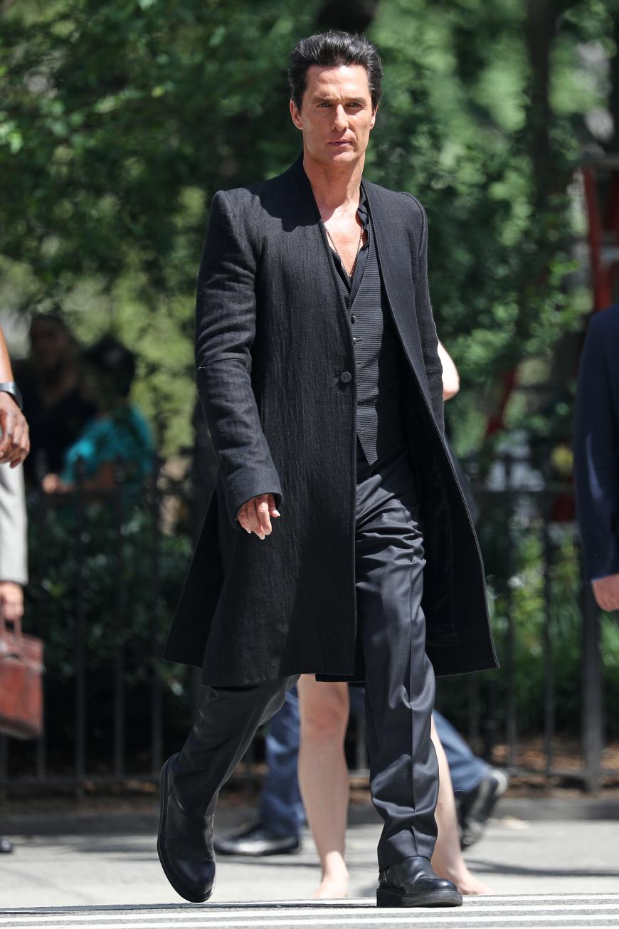 Matthew McConaughey verabschiedet sich mit einem langen schwarzen Mantel und schwarzen Haaren von seinem Sunnyboy-Look.