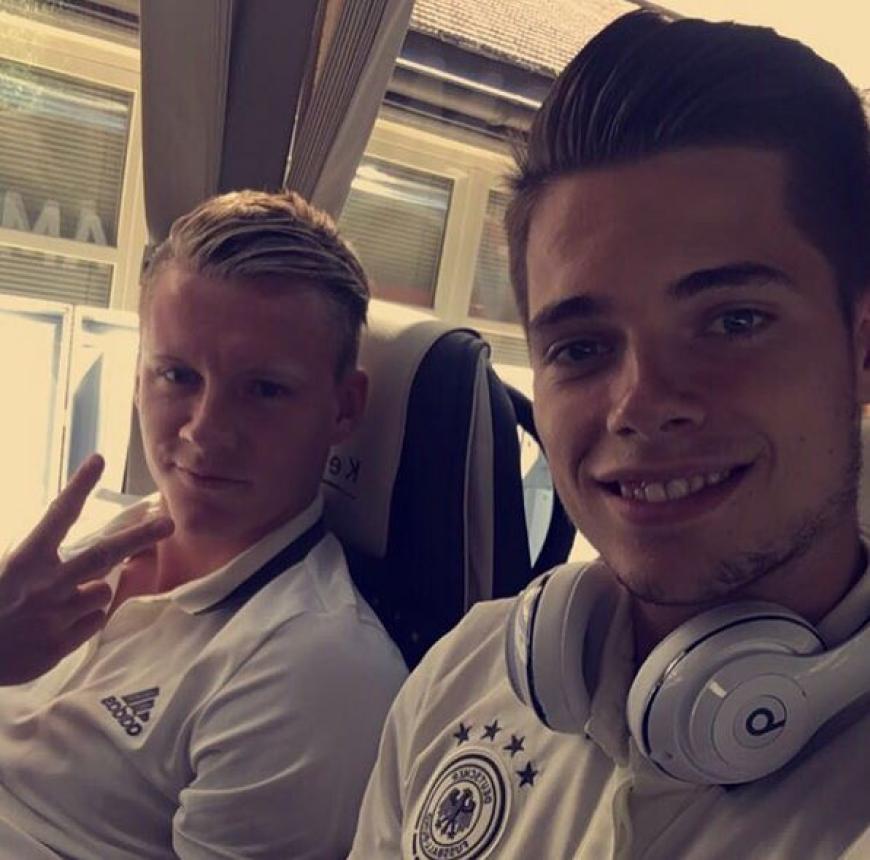 Bernd Leno und Julian Weigl auf dem Weg nach Bordeaux zum Viertelfinale gegen Italien.