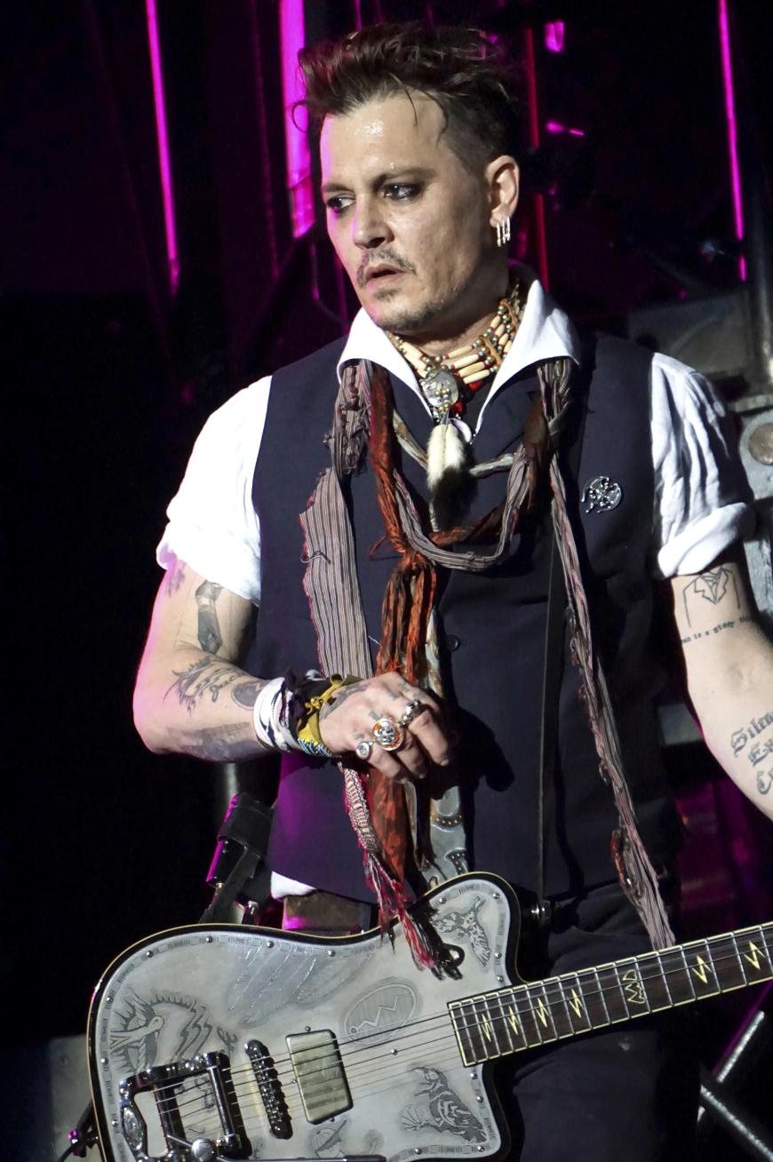 Johnny Depp hat sein Amber-Heard-Liebes-Tattoo umstechen lassen.