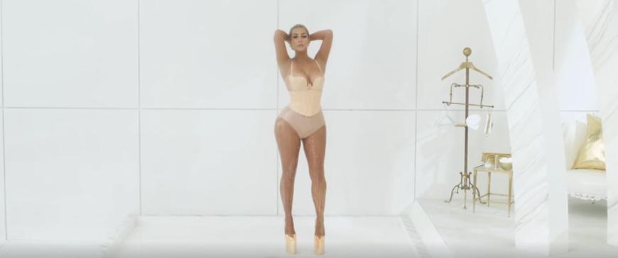 Kim Kardashian in der Milch-Dusche.