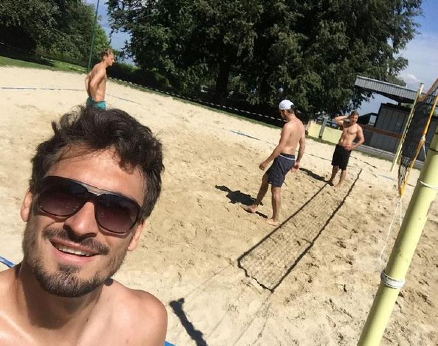 Mats Hummels genießt das gute Wetter bei einer Partie Beach-Volleyball.