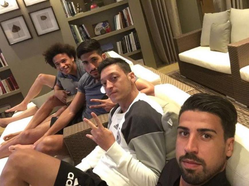 Mesut Özil, Sami Khedira und Co. schauen beim Island-England-Spiel, wie sich die Konkurrenz so schlägt.