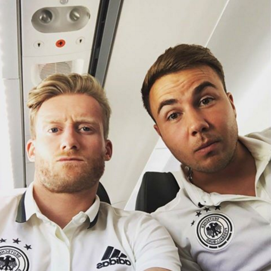 Sie könnten auch als Piloten durchgehen: André Schürrle und Mario Götze sitzen mit der Rest der Mannschaft entspannt im Flieger nach Bourdaux.