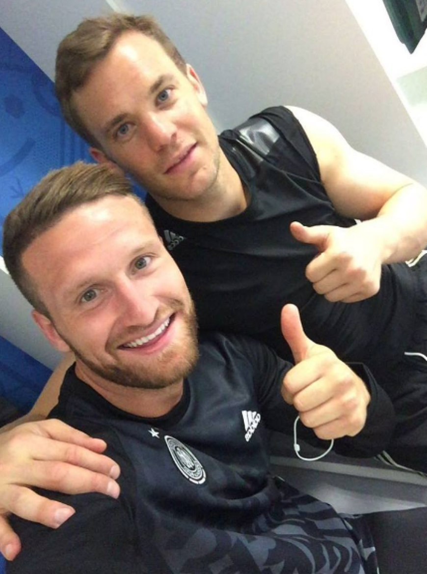 Es kann weitergehen! Shkodran Mustafi und Manuel Neuer freuen sich auf das Halbfinale in Marseille.