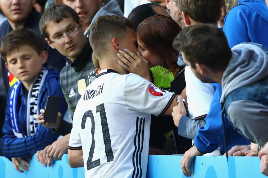 Überglücklich: Nach dem Spiel stürmt Joshua Kimmich in die Arme seiner Freundin Lina Meyer.