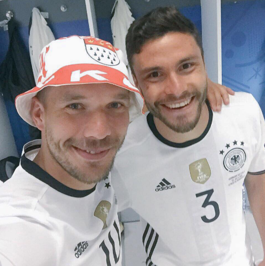 Erster Schnappschuss mit Lukas Podolski (l.) nach dem Viertelfinale: Jonas Hector ist der Held des Elfmeter-Krimis gegen Italien!