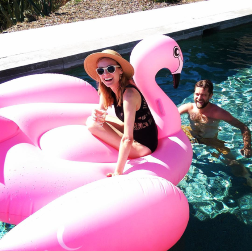 Diane Kruger planscht mit einem überdimensionalen Flamingo im Pool.