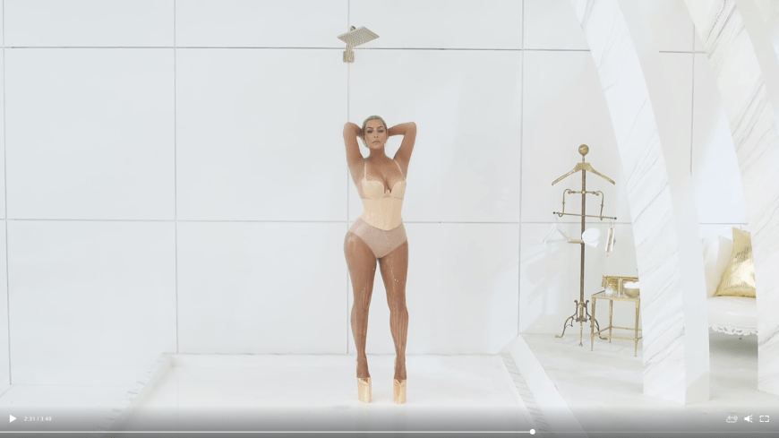 Kim Kardashian gönnt sich im Musikvideo eine Milch-Dusche.