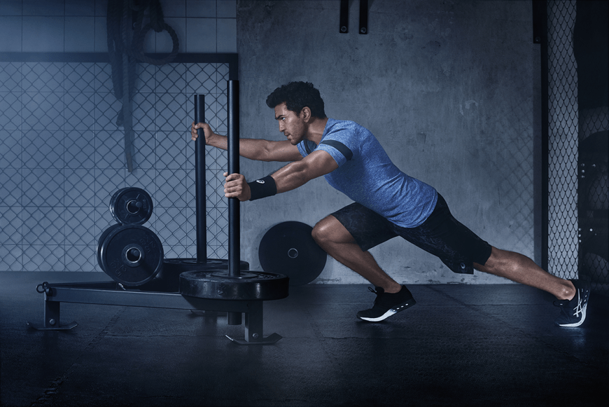 Elyas M'Barek lässt für die neue Kampagne von Asics die Muskeln spielen.