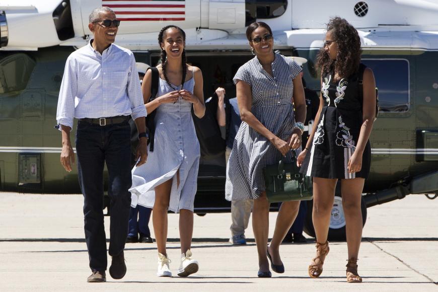 Barack Obama mit seinen Töchtern Malia (links) und Natasha (rechts) und seiner Frau Michelle Obama.