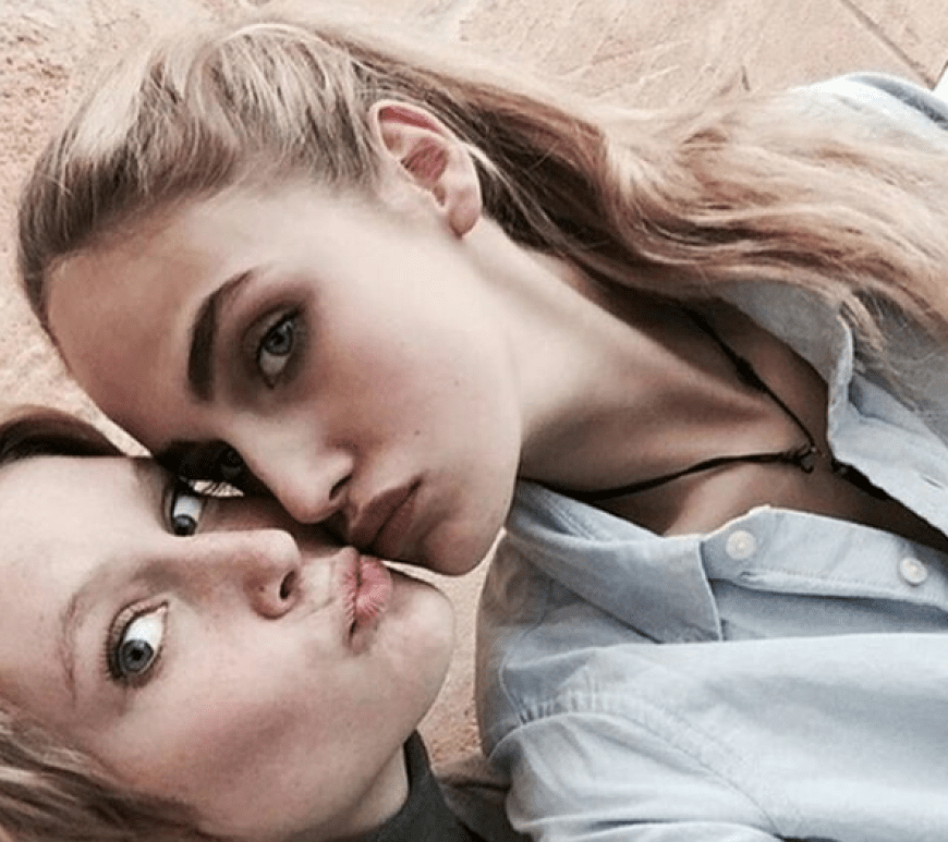 Kim Hnizdo (l.) und Elena Carriére gibt es nur noch im Doppelpack, Küsse inklusive
