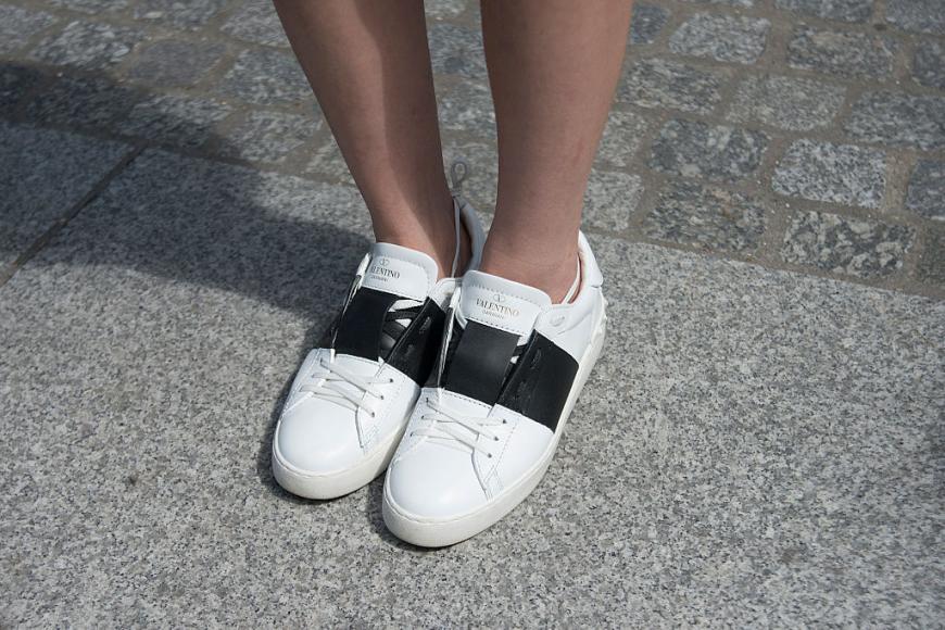 Weiße Sneaker mit Kontrast-Streifen