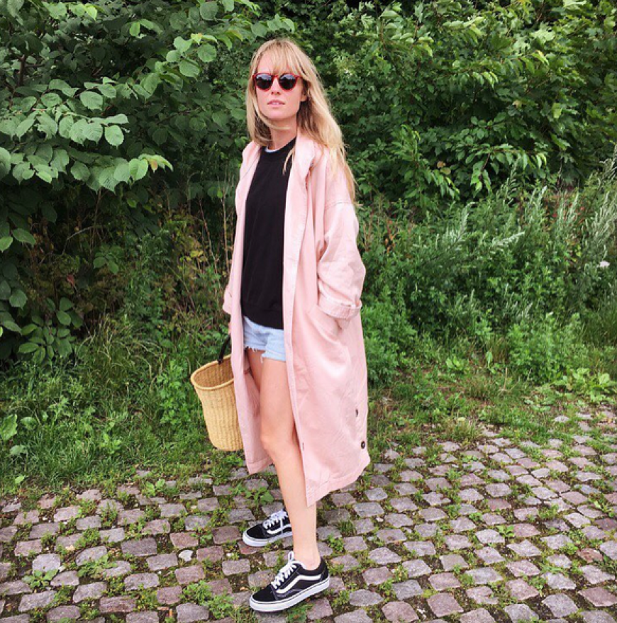 Jeanette Madsen trägt Vans Authentic in Schwarz-Weiß