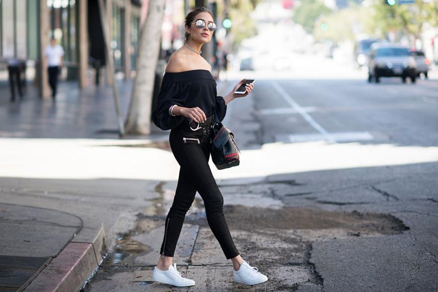 Olivia Culpo setzt auf weiße Retro-Sneaker