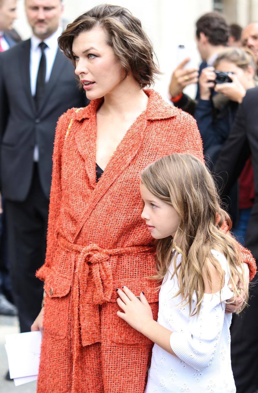 Milla Jovovich besucht die Modenschauen mit ihrer Tochter Ever Gabo.