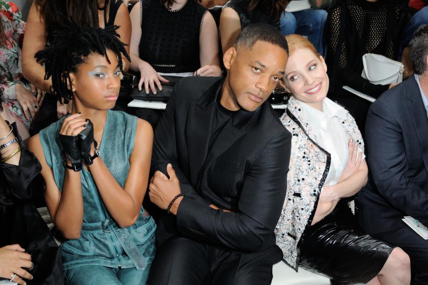 Auch die Frontrow bei Chanel ist hochkarätig besetzt: Will Smith mit Töchterchen Willow und Jessica Chastain