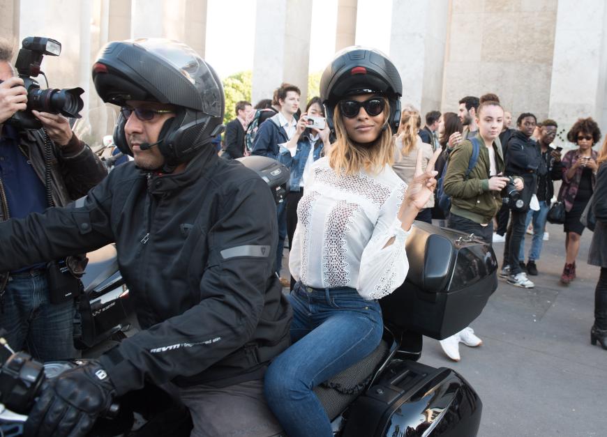 Die wohl coolste Art sich fortzubewegen: Jourdan Dunn braust auf einem Motorrad davon