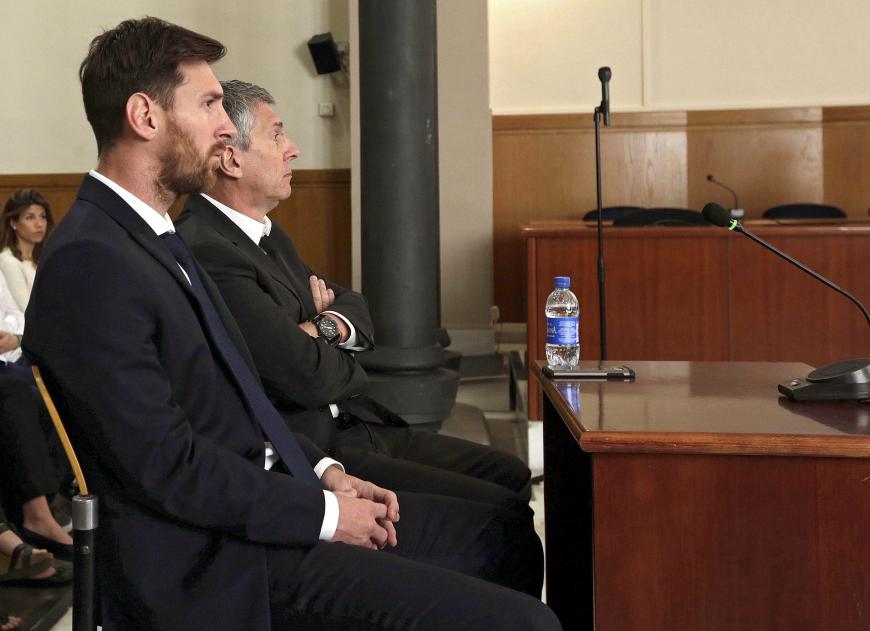 Fußball-Superstar Lionel Messi, 29, und sein Vater wurden vom einem spanischen Gericht jeweils zu 21 Monaten Haft verurteilt!
