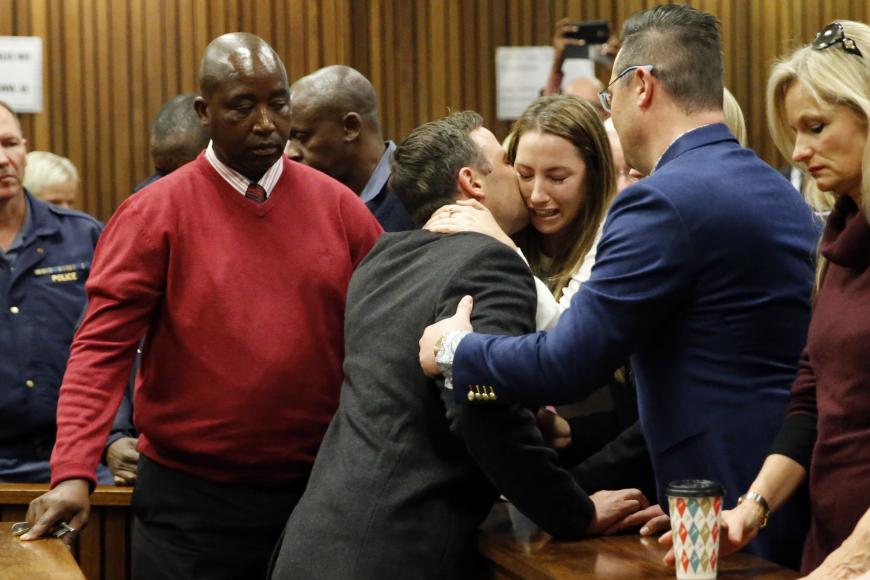 Oscar Pistorius verabschiedet sich nach der Urteilsverkündung von seiner Familie.
