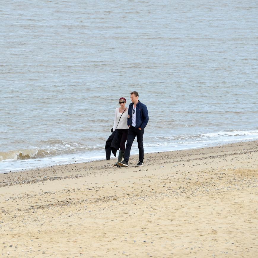 Einsamer Strand? Nein! Auch beim Spaziergang des verliebten Paares lauerten Paparazzi.