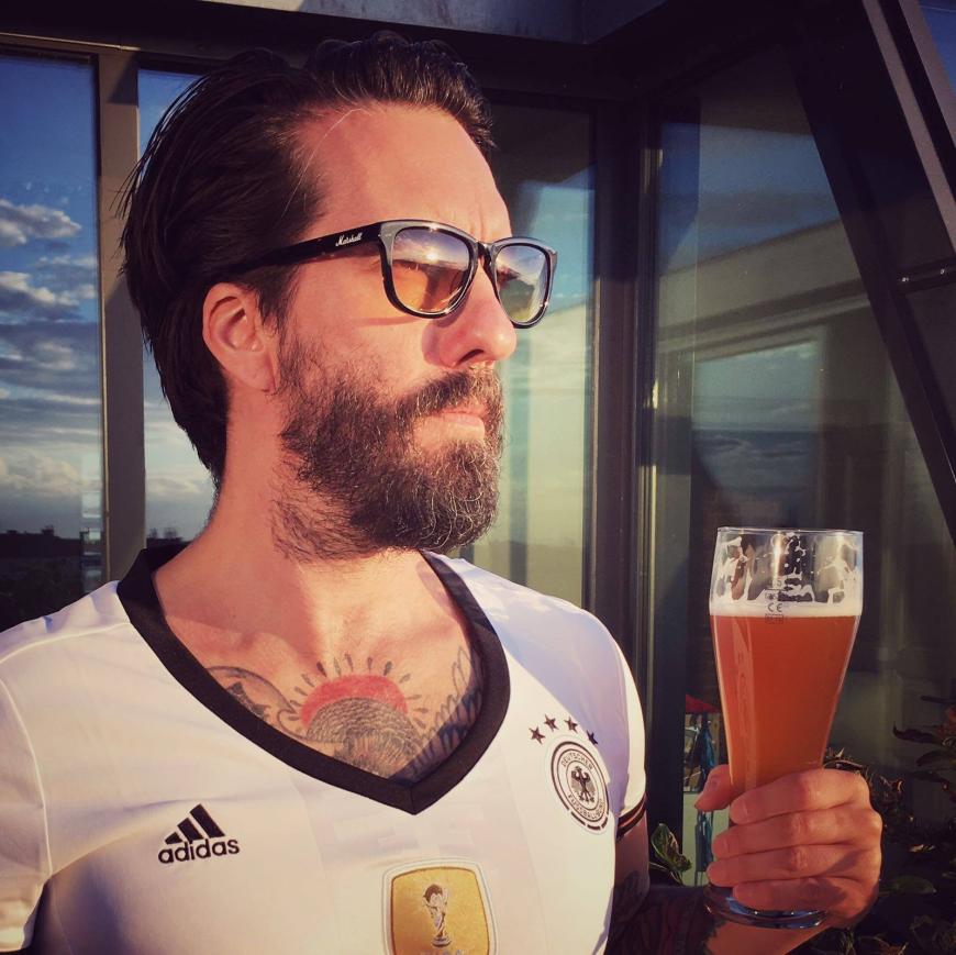 Alec Völkel von The BossHoss ist schon in Finalstimmung. Zu dem Foto, auf dem er mit Weizenbier in der Hand nachdenklich in den Himmel schaut, schreibt er vor dem Halbfinale gegen Frankreich: