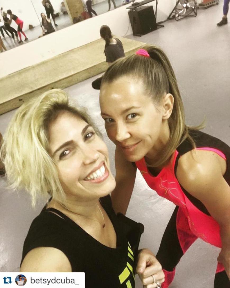 Alessandra Meyer-Wölden und ihre Zumba-Trainerin.