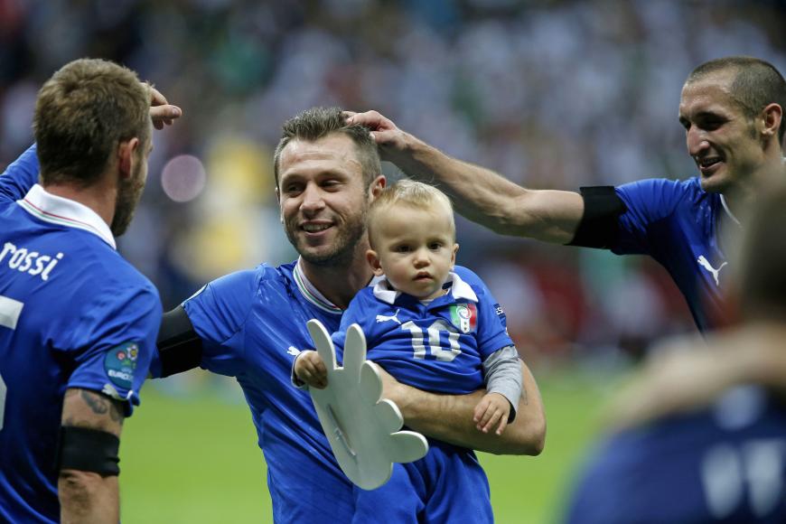 Que bello! Antonio Cassano will seinen Kleinen gar nicht mehr loslassen.