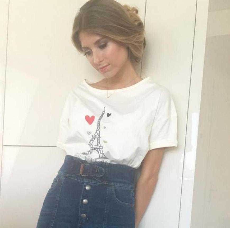 Ist Cathy Hummels bereits siegessicher? Ihr Paris-Shirt scheint jedenfalls ein eindeutiges Statement zu sein.