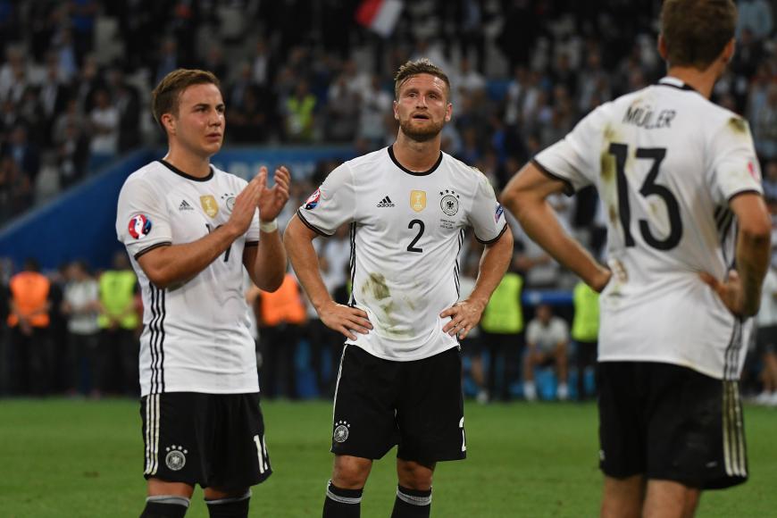 Die Enttäuschung ist ihnen anzusehen: Mario Götze, Shkodran Mustafi und Thomas Müller kurz nach der Halbfinal-Niederlage gegen Frankreich.