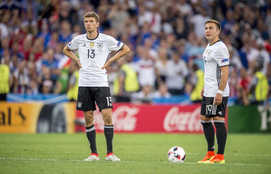 Nach der Niederlage der deutschen Nationalmannschaft beim EM-Halbfinale gegen Frankreich sind nicht nur Fans enttäuscht, sondern auch unsere deutschen Promis.
