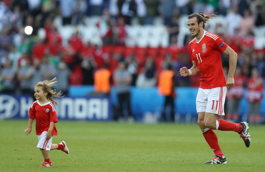 Hier spielt Gareth Bale mit seiner Kleinen. Das Team von Wales wurde sogar offiziell von der UEFA abgemahnt, weil so viele Kinder auf dem Rasen waren.