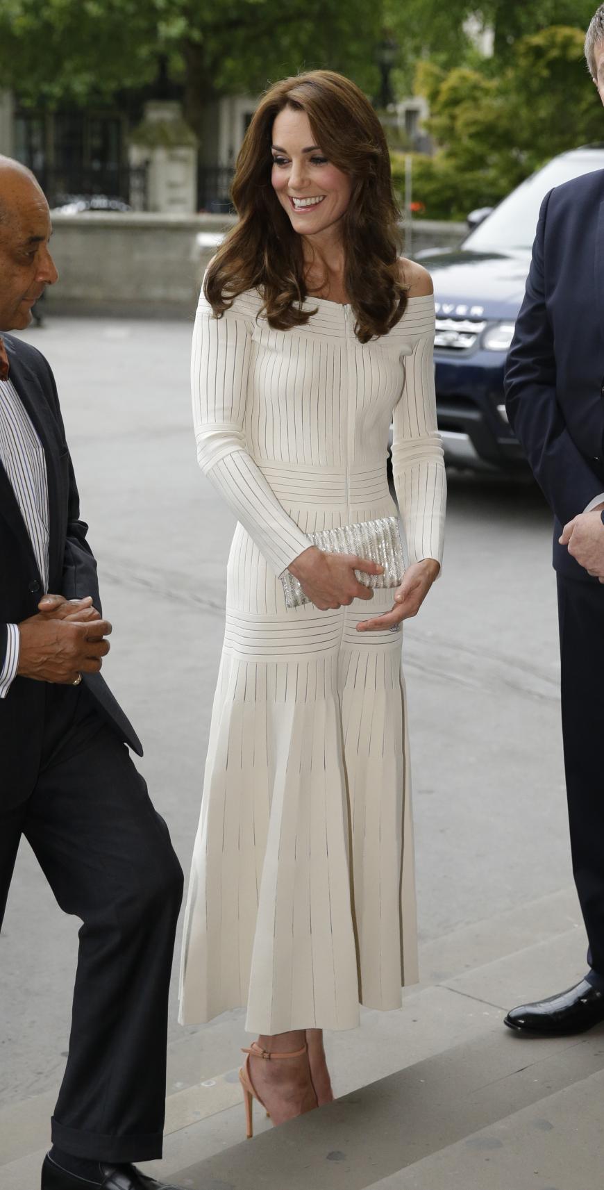 ... figurbetonten Off-Shoulder-Dress der relativ unbekannten Designerin Barbara Casasola. Gut 1.800 Euro soll Kate in das Kleid investiert haben. Dazu setzte die Frau von Prinz William auf Killer-Heels mit Schwindel-Absatz.