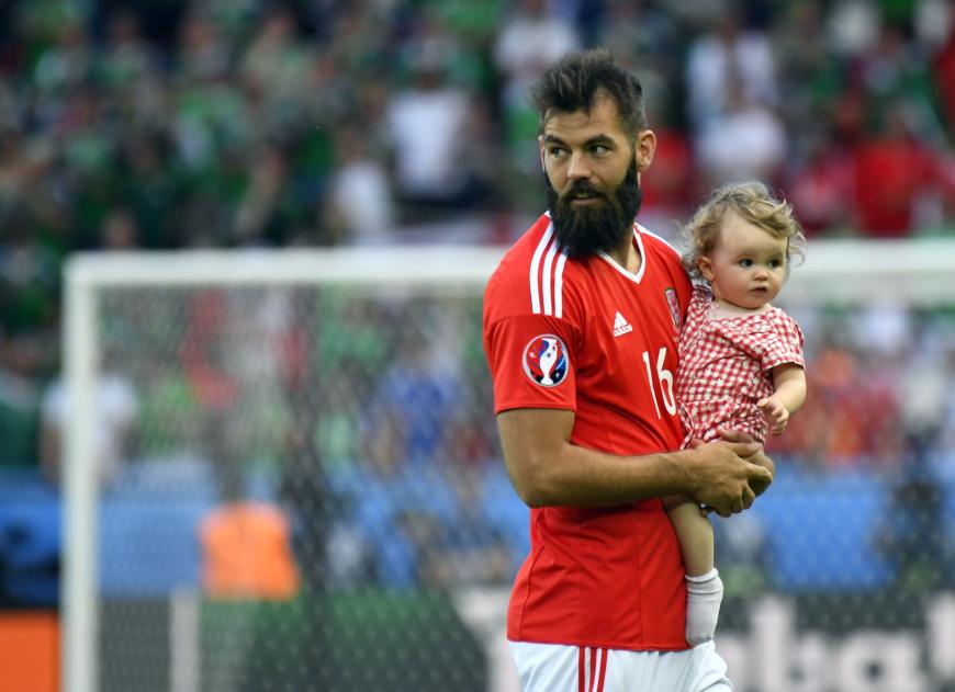 Der walisische Spieler Joe Ledley mit seiner Tochter nach dem Sieg gegen Belgien.