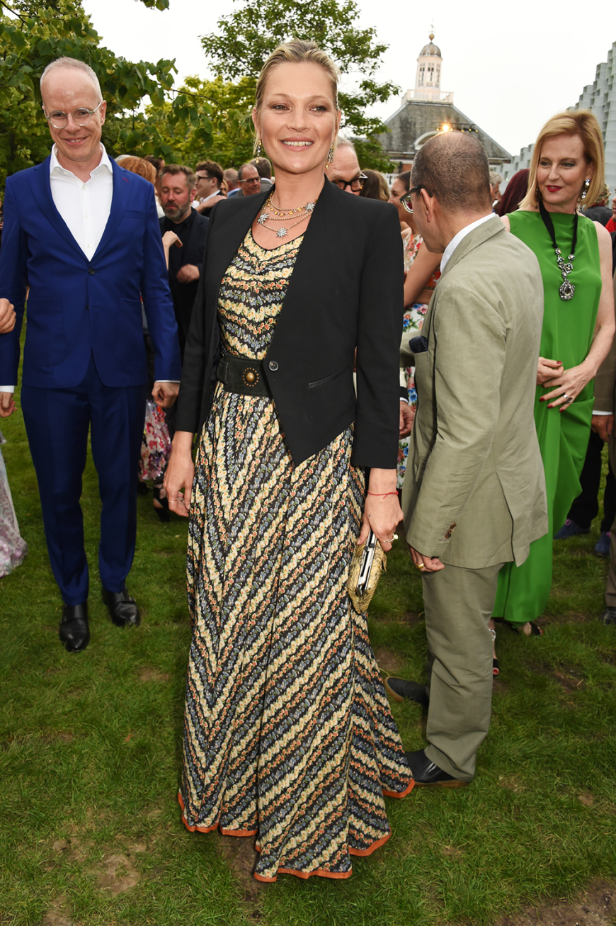 Kate Moss promotete ihre neueste Koop mit einem maßgeschneiderten Kleid von Kate Moss x Topshop.