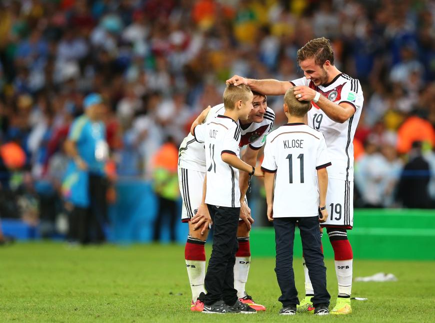 Auch die deutschen Spieler feiern mit ihren Kindern. Miroslav Klose und seine Söhne, zusammen mit dem Torschützen Mario Götze nach dem WM-Finale 2014.